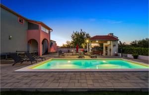 Bazén v ubytovaní Holiday Home Dubrava Tisnjanska 32 alebo v jeho blízkosti