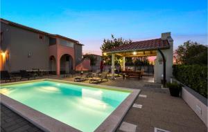 Bazén v ubytovaní Holiday Home Dubrava Tisnjanska 32 alebo v jeho blízkosti
