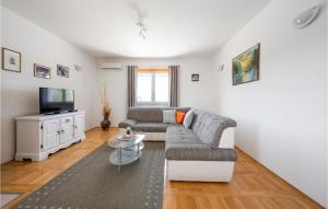 Televízia a/alebo spoločenská miestnosť v ubytovaní Holiday Home Dubrava Tisnjanska 32