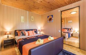 Giường trong phòng chung tại 2 Bedroom Beautiful Home In Plaski