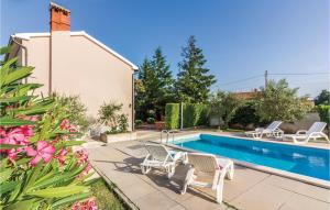 Bazén v ubytování Holiday Home Segotici Cr nebo v jeho okolí