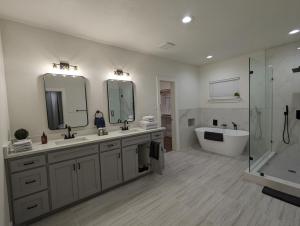 Urban Retreat near Historic Downtown McKinneyにあるバスルーム +63枚の写真