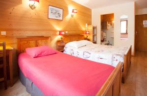 Ένα ή περισσότερα κρεβάτια σε δωμάτιο στο Hôtel La Vanoise