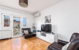 Televízia a/alebo spoločenská miestnosť v ubytovaní Amazing Apartment In Rijeka With Wifi