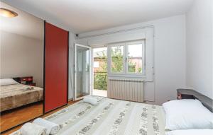 Posteľ alebo postele v izbe v ubytovaní Amazing Apartment In Rijeka With Wifi