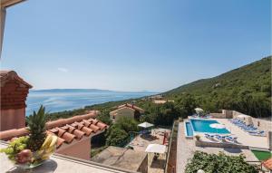 widok na ośrodek z basenem i ocean w obiekcie 3 Bedroom Cozy Apartment In Labin w mieście Ravni