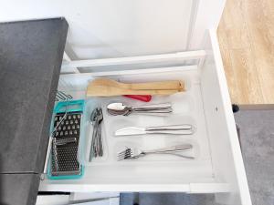 ゾーリンゲンにあるVAZ Apartments Birkenweiher für Monteure und Fachkräfte, WLAN,TV, Küche, 4-8 Personenの冷蔵庫内の調理器具が入った引き出し