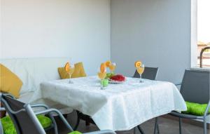 Posezení v ubytování Pet Friendly Home In Peruski With Wifi