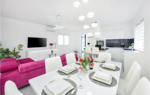 TV a/nebo společenská místnost v ubytování Nice Home In Zadar With Sauna