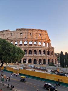 Una vista del coliseo frente a un edificio. en Casa Fortuna 278, en Roma