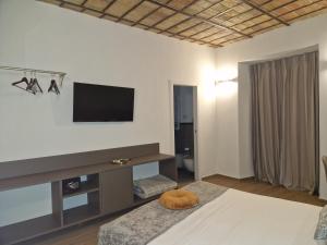 sala de estar con TV en la pared en Casa Fortuna 278, en Roma