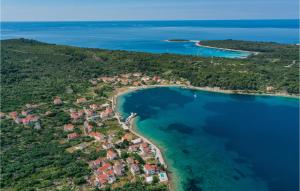 una vista aerea di una piccola isola nell'oceano di Beautiful Home In Veli Rat With Wifi a Veli Rat