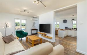 un soggiorno con un divano e una TV di Amazing Home In Zminj a Benčići
