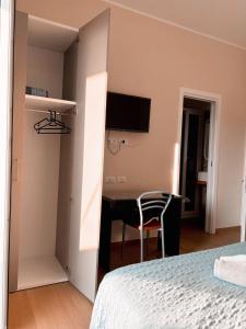 a bedroom with a desk and a room with a bed at Vidò Rooms in San Giuseppe Vesuviano +14 photos