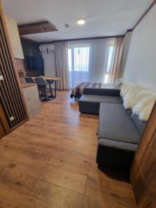 een woonkamer met een bank en een tafel bij Studio Todorka in Bansko