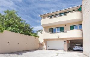 Un coche blanco aparcado delante de una casa en Apartment Trogir With Sea View 06, en Trogir 23 fotos más