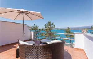 un patio avec une table et un parasol dans l'établissement Beautiful Apartment In Klimno With Wifi, à Klimno