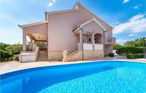 willa z basenem przed domem w obiekcie Three-Bedroom Holiday Home In Murvica w mieście Murvica