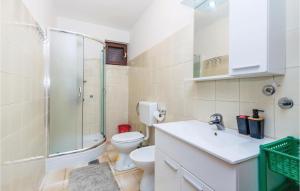 Koupelna v ubytování Cozy Apartment In Barbat-Rab With Wifi
