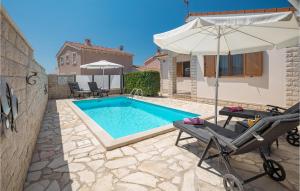 Willa z basenem i parasolem w obiekcie Holiday Home Kastelir 50 With Outdoor Swimmingpool w mieście Kaštelir
