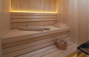 una sauna con banco en una sauna en Villa Calvi, en Zadar