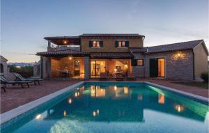 Bazén v ubytovaní Holiday Home Valtura Valtura alebo v jeho blízkosti