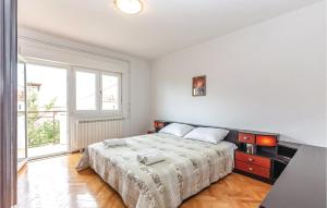 Posteľ alebo postele v izbe v ubytovaní Amazing Apartment In Rijeka With Wifi