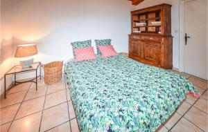 ケランヌにあるCozy Home In Cairanneのベッドとランプ付きのテーブルがある寝室