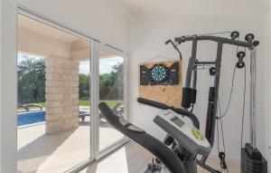un gimnasio con cinta de correr y espejo en Stunning Apartment In Labin With Sauna, en Labin