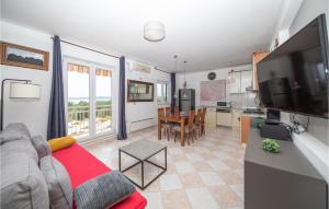 Kuchyň nebo kuchyňský kout v ubytování Holiday Home Kastel Gomilica With Sea View I