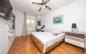 Postel nebo postele na pokoji v ubytování Holiday Home Kastel Gomilica With Sea View I
