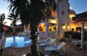 Bazén v ubytovaní Holiday Home Vlaska Iii alebo v jeho blízkosti