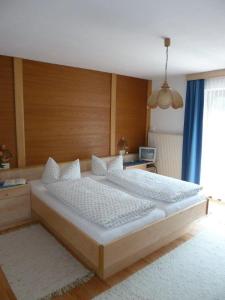 Łóżko lub łóżka w pokoju w obiekcie Pension Holzmann