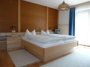 Łóżko lub łóżka w pokoju w obiekcie Pension Holzmann