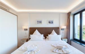 ビンツにあるPrincessのベッドとタオル2枚のある寝室