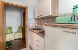 Kuchyň nebo kuchyňský kout v ubytování Lovely Apartment In Crikvenica
