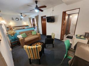 un salon avec un canapé et des chaises dans l'établissement Hostel & Spa Mediterránea, à Córdoba