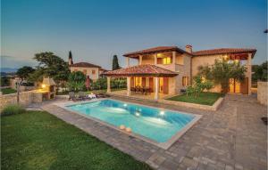 ヴァンタシチにある4 Bedroom Beautiful Home In Turcicの庭にスイミングプールがある家