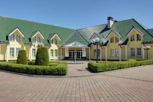 uma grande casa amarela com um telhado verde em Imperial Casino Strazny Hotel em Strážný