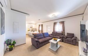 Posezení v ubytování Beautiful Home In Ugljane With Wifi