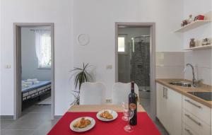Fotografia z galérie ubytovania Beautiful Home In Marcana With Kitchen v destinácii Marčana