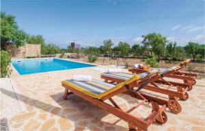 Bazén v ubytovaní Two-Bedroom Holiday Home In Radonic alebo v jeho blízkosti