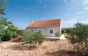 Vonkajšia záhrada v ubytovaní Two-Bedroom Holiday Home In Radonic