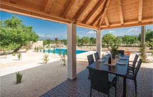 Bazén v ubytovaní Two-Bedroom Holiday Home In Radonic alebo v jeho blízkosti