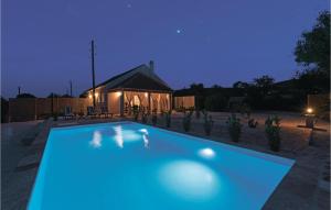 Bazén v ubytovaní Two-Bedroom Holiday Home In Radonic alebo v jeho blízkosti