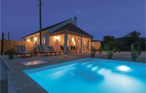 Bazén v ubytovaní Two-Bedroom Holiday Home In Radonic alebo v jeho blízkosti
