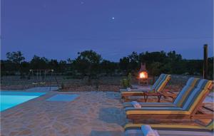 Bazén v ubytovaní Two-Bedroom Holiday Home In Radonic alebo v jeho blízkosti