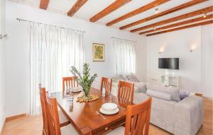 Televízia a/alebo spoločenská miestnosť v ubytovaní Two-Bedroom Holiday Home In Radonic