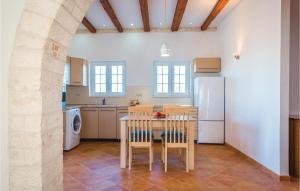 Kuchyňa alebo kuchynka v ubytovaní Two-Bedroom Holiday Home In Radonic