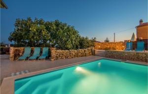 Der Swimmingpool an oder in der Nähe von Villa Ala